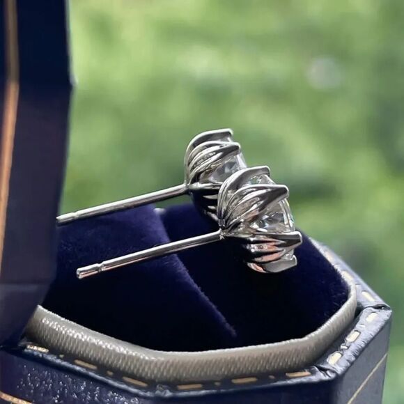 Certified 2ct VVS1 Moissanite Luxury Stud Earrings UNISEX - Picture 4 of 10